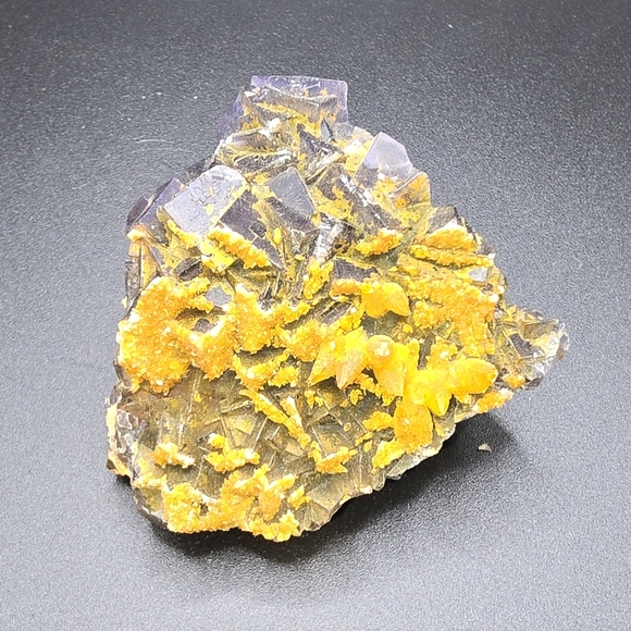 Fluorite with Calcite & Iron oxide interference coating - Picture 11 of 11